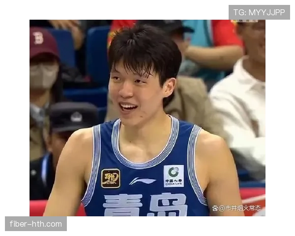 杨瀚森训练场上铁人，出了门立马变街头大叔？这反差也太让人笑喷了！